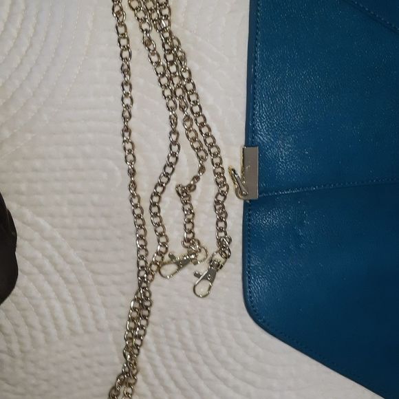 Mislogirl clutch with gold chain & wrist strap optional - Picture 6 of 10